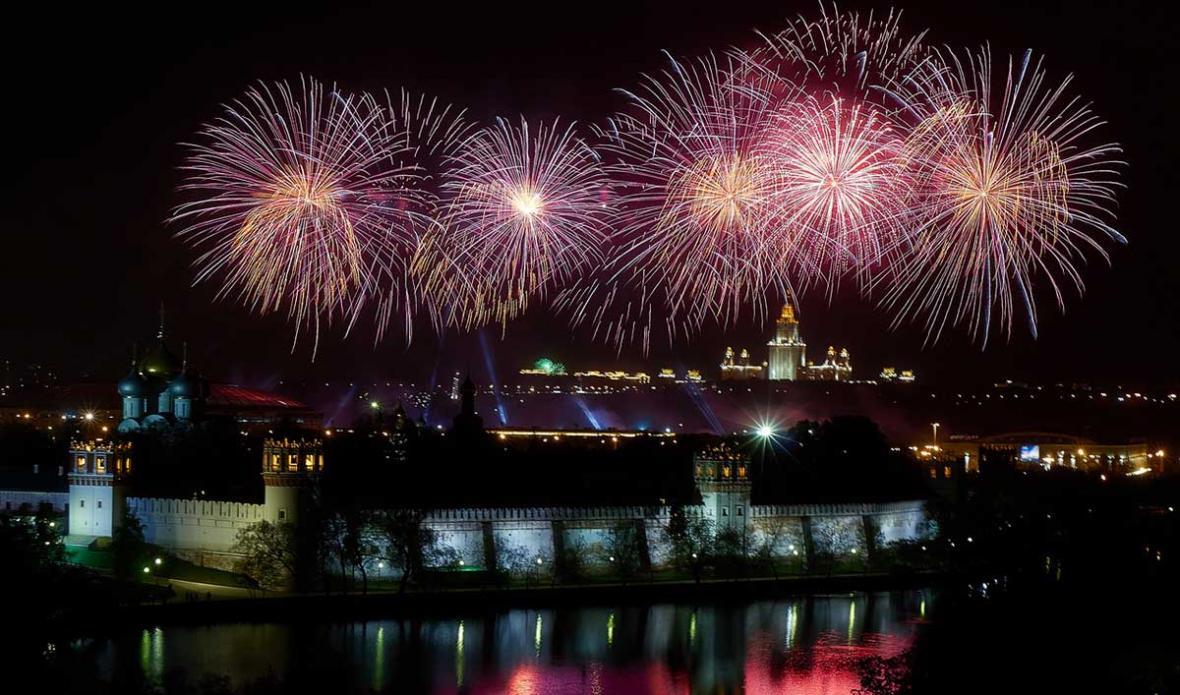 جشن روز پیروزی روسیه همراه با آتش بازی