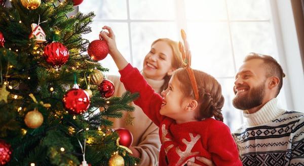 13 ایده تزئین درخت کریسمس کم هزینه و آسان